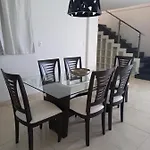 Um lindo e encantador apartamento com pátio!
