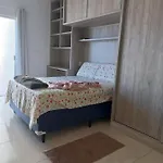 Um lindo e encantador apartamento com pátio!