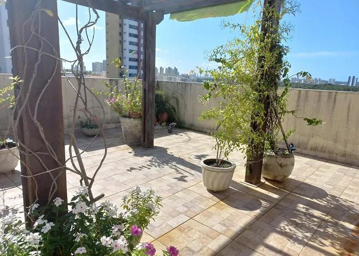 Um lindo e encantador apartamento com pátio!